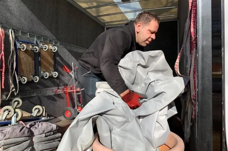 voll beladener umzugswagen mit verpackten moebeln